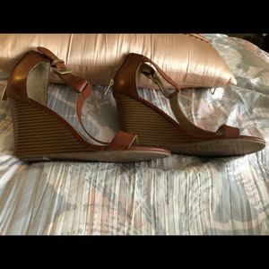 Reaction by Kenneth Cole Sandals